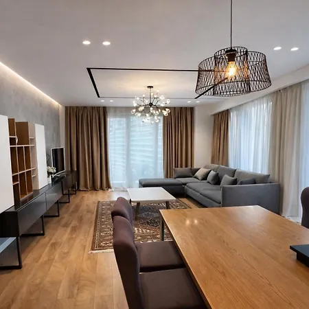 Skanderbeg Square Center شقة